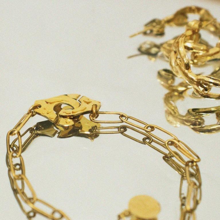 Boutique de bijoux à Toulouse : visuels de bijoux en acier inoxydable doré pour l'article : Comment nettoyer ses bijoux en acier inoxydable ?