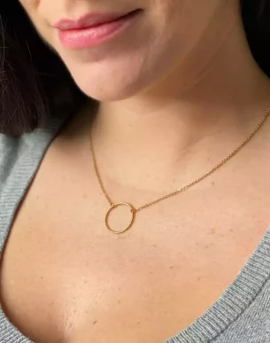 Collier-Primeiro-en-acier-chirurgical-pendentif-cercle-dore-mannequin-face-3