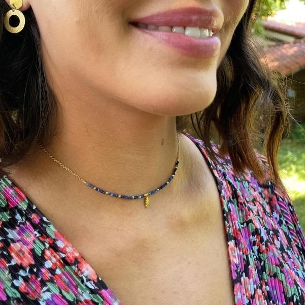 Boutique de bijoux à Toulouse : Mannequin qui porte le collier costa en acier inoxydable doré avec des pierres naturelles Lapis Lazuli