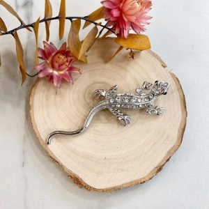 Boutique de bijoux à Toulouse : Broche fantaisie en forme de lézard argenté avec strass