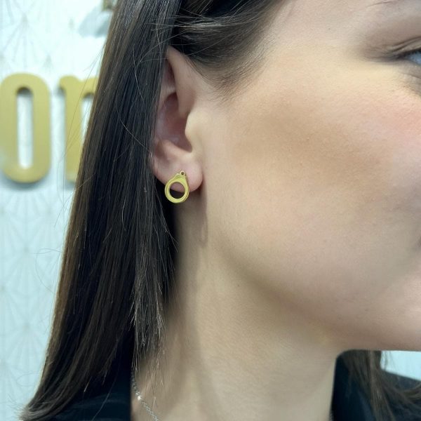 Boutique de bijoux à Toulouse : mannequin qui porte boucles d'oreilles à puce en acier inoxydable doré en forme de menottes