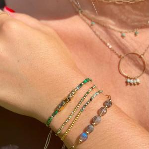 Boutique de bijoux à Toulouse : Mannequin qui porte le bracelet avec des pierres naturelles en Pin Africain et des billes en acier inoxydable doré