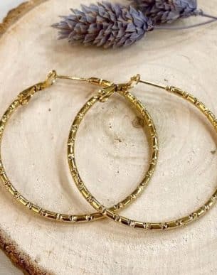 Boutique de bijoux à Toulouse : petites créoles en acier inoxydable doré texturé avec des traits