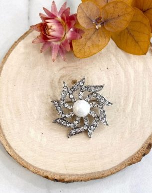 Boutique de bijoux à Toulouse : Broche fantaisie argenté en forme de fleur en spirale en strass et une perle blanche