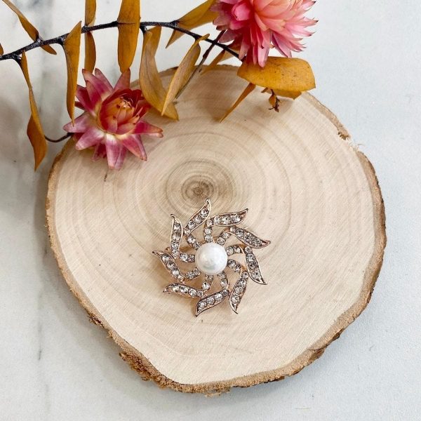 Boutique de bijoux à Toulouse : Broche fantaisie en forme de fleur en spirale en strass et une perle blanche