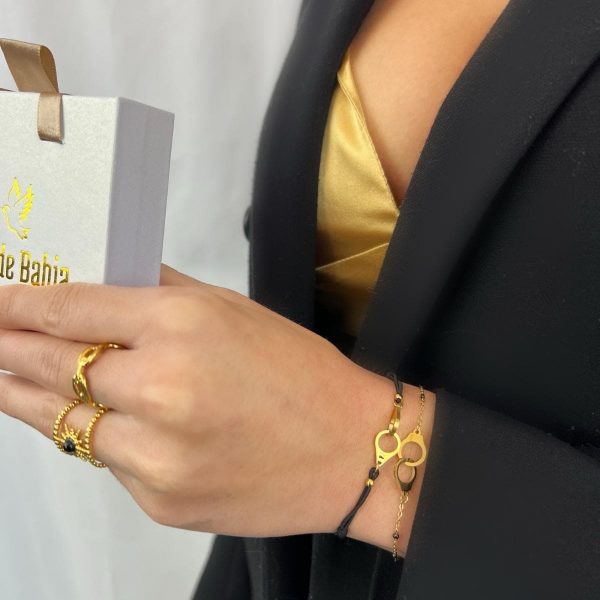 Boutique de bijoux à Toulouse : mannequin qui porte bracelet élastique en acier inoxydable doré avec des menottes