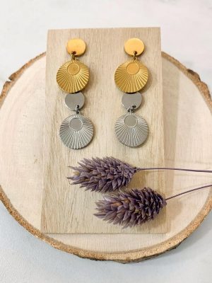 Boutique de bijoux à Toulouse : 2 paires de boucles d'oreilles pendantes à puce en acier inoxydable doré et argenté avec un cercle ajouré et un motif soleil
