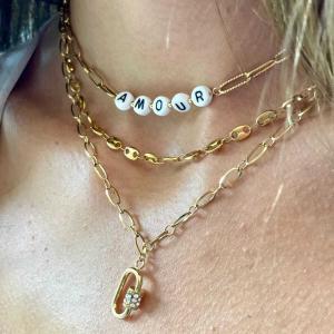 Boutique de bijoux à Toulouse : collier en acier inoxydable doré avec une grosse maille et des perles formant le mot Amour sur mannequin