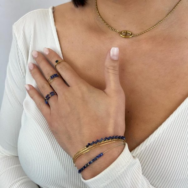 Boutique de bijoux à Toulouse : mannequin qui porte Bracelet fin à cordon et ajustable avec des pierres naturelles de lapis lazuli et des perles en acier inoxydable doré