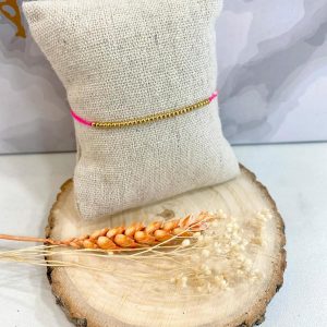 Boutique de bijoux à Toulouse : bracelet en cordon rose avec des billes en acier inoxydable doré