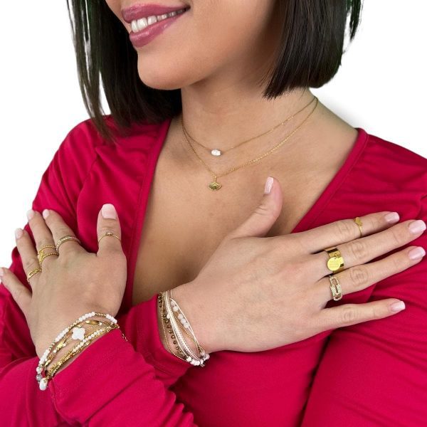 Boutique de bijoux à Toulouse : mannequin qui porte collier en acier inoxydable doré avec une chaîne fine et une pierres facettés d'howlite