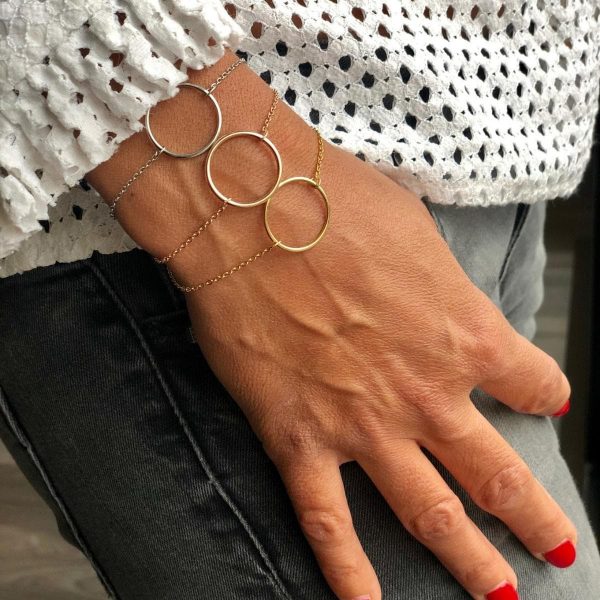 Boutique de bijoux à Toulouse : Mannequin qui porte des bracelets en acier inoxydable argenté et doré avec un seul cercle