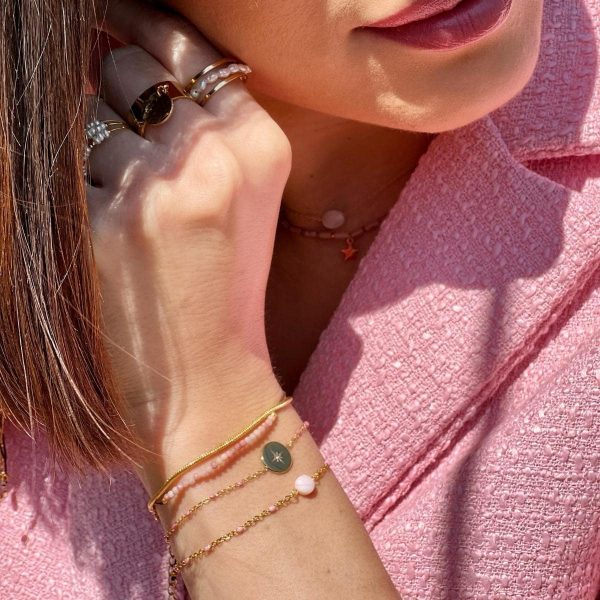 Boutique de bijoux à Toulouse : mannequin qui porte Bracelet fin à cordon et ajustable avec des pierres naturelles de quartz rose