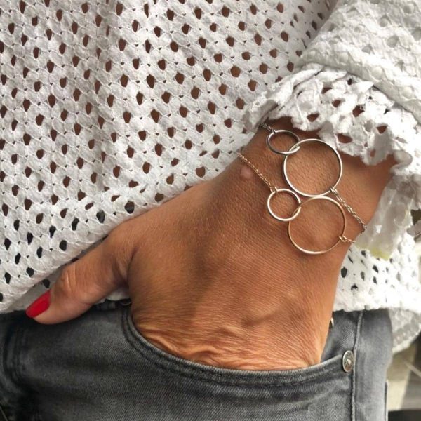 Boutique de bijoux à Toulouse : Mannequin qui porte 2 bracelets en acier inoxydable doré et argenté avec double cercle enlacés