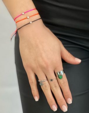 Boutique de bijoux à Toulouse : mannequin qui porte bracelet en cordon avec strass noir orange et rose