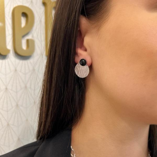 Boutique de bijoux à Toulouse : mannequin qui porte Boucles d'oreilles à puces en acier inoxydable argenté avec une perle naturelle noire