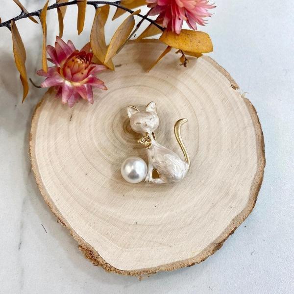 Boutique de bijoux à Toulouse : Broche fantaisie en forme de chat blanc avec une perle blanche