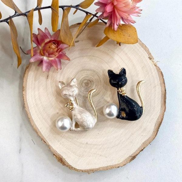 Boutique de bijoux à Toulouse : ensemble Broche fantaisie en forme de chat avec une perle blanche