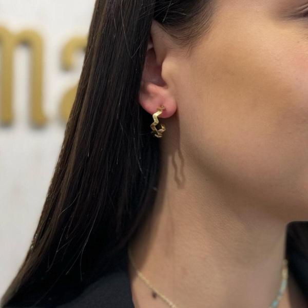 Boutique de bijoux à Toulouse : mannequin qui porte Boucles d'oreilles créoles en acier inoxydable doré avec un motif de zig-zag