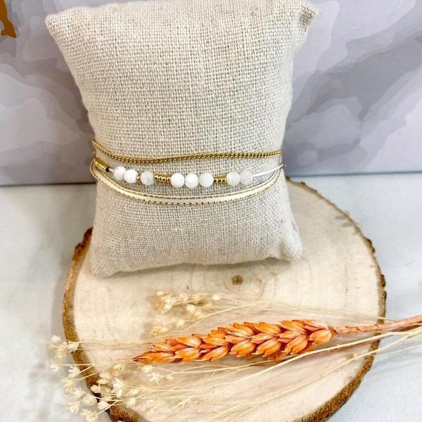 Boutique de bijoux à Toulouse : bracelet multi rangs en acier inoxydable doré avec du tissu et des perles blanches