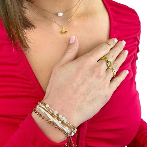 Boutique de bijoux à Toulouse : mannequin qui porte bracelet multi rangs en acier inoxydable doré avec du tissu et des perles blanches