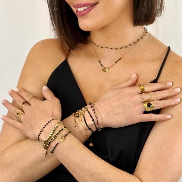 Boutique de bijoux à Toulouse : mannequin qui porte bracelet en acier inoxydable doré avec un cordon noir