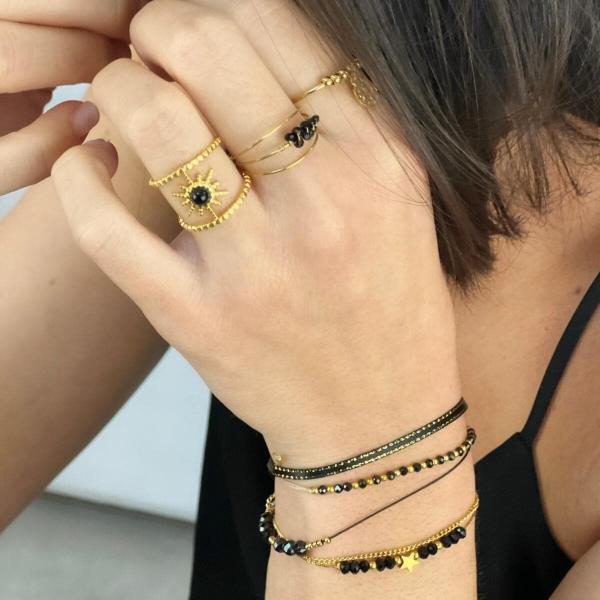 Boutique de bijoux à Toulouse : mannequin qui porte bracelet en acier inoxydable doré avec une petite étoile et des perles noires