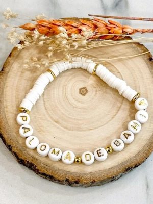Boutique de bijoux à Toulouse : Bracelet mantra à cordon élastique et ajustable avec des perles roses et des billes dorées en acier inoxydable et des lettres formant le mot PALOMA DE BAHIA blanc