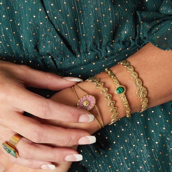 Boutique de bijoux à Toulouse : Mannequin qui porte un bracelet jonc ajustable en acier inoxydable doré avec des cercles gravés d'étoiles polaires