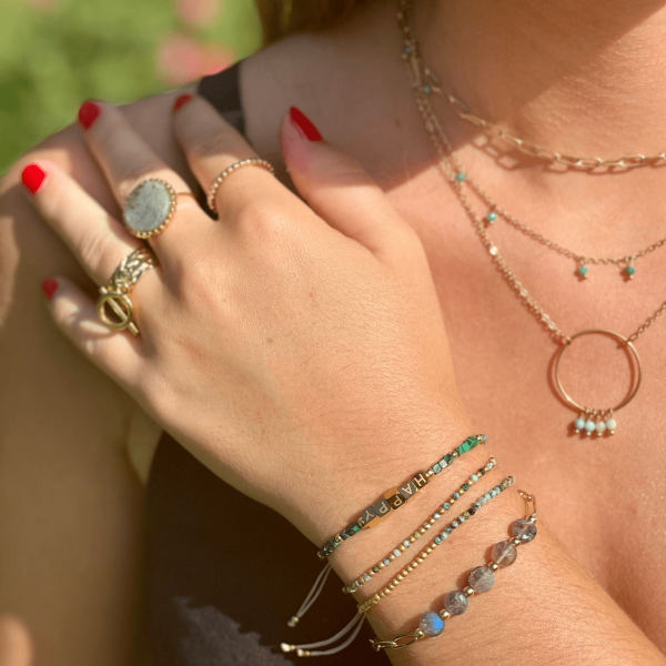 Boutique de bijoux à Toulouse : Mannequin qui porte un bracelet à maillons en acier inoxydable avec pierres naturelles rondes pierre de lune