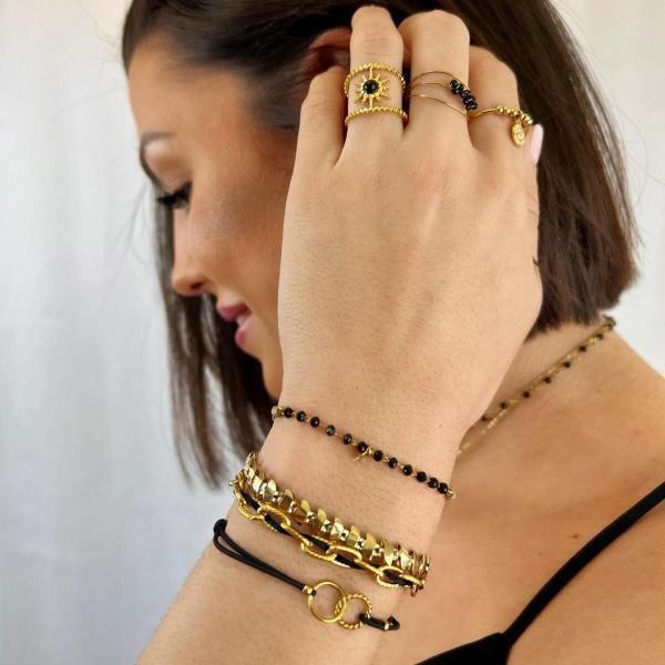 Boutique de Bijoux à Toulouse : mannequin qui porte Bracelet à cordon ajustable noir en acier inoxydable avec des petites perles en cristal et une étoile dorée