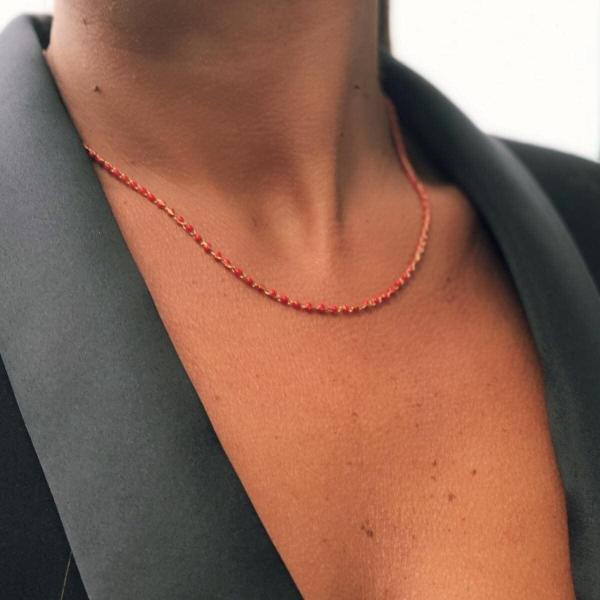 Boutique de bijoux de Toulouse : Collier en acier inoxydable doré avec perles rouges sur mannequin