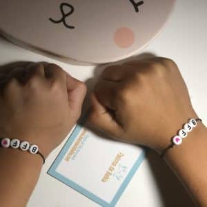 mains d'enfants portant des bracelets paloma de bahia