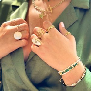 Boutique de bijoux de Toulouse : Mannequin qui porte Bracelet ajustable en pierre naturelle nacre en cordon