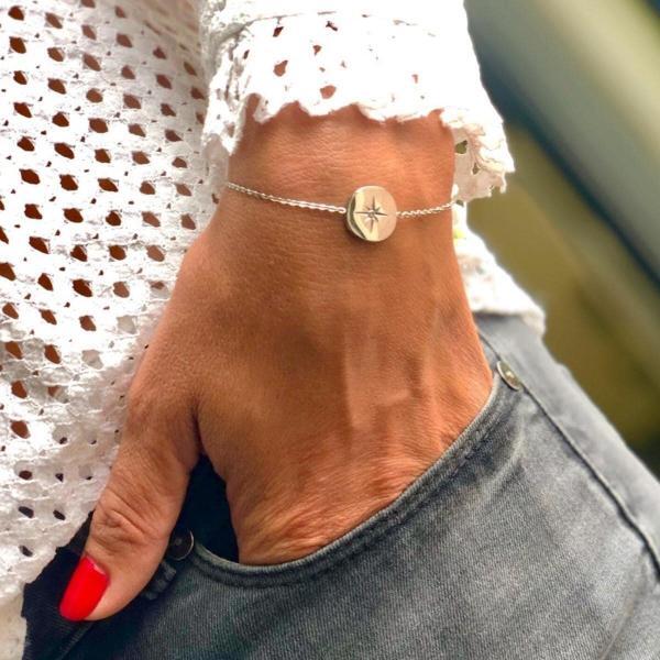 Boutique de bijoux à Toulouse : Mannequin qui porte un bracelet en acier inoxydable argenté avec une petite boussole et des strass