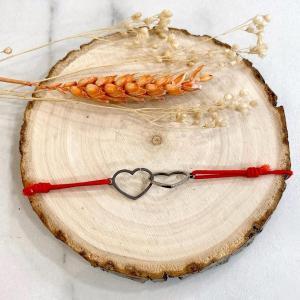 Boutique de bijoux de Toulouse : Bracelet en acier inoxydable en cordon élastique rouge avec deux coeurs entrelacés en acier argenté