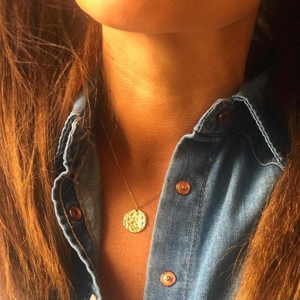 Boutique de bijoux à Toulouse : Mannequin qui porte un collier en acier inoxydable doré avec sa médaille martelée vue de près