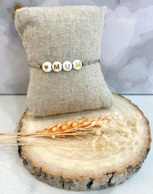 Boutique de bijoux à Toulouse : bracelet ajustable avec élastique gris et des perles blanches avec inscription mum