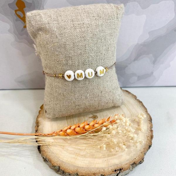 Boutique de bijoux à Toulouse : bracelet ajustable avec élastique marron et des perles blanches avec inscription mum