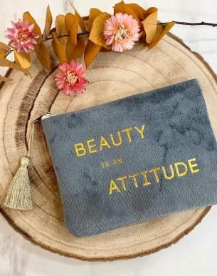Boutique de bijoux à Toulouse: pochette en velours gris Beauty is an attitud