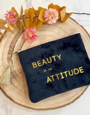 Boutique de bijoux à Toulouse: pochette en velours noir Beauty is an attitude
