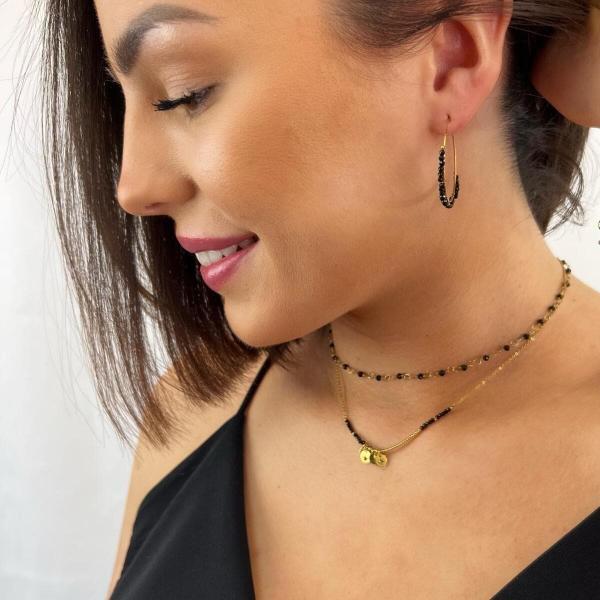 Boutique de bijoux à Toulouse : mannequin qui porte Boucles d'oreilles créoles en acier inoxydable avec des perles facettées noires