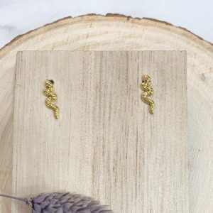 Boutique de bijoux à Toulouse : Boucles d'oreilles à puces en acier inoxydable doré avec son joli serpent texturé