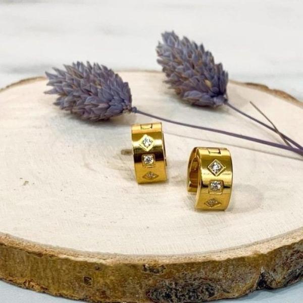 Boutique de bijoux à Toulouse : Boucles d'oreilles créoles en acier inoxydable doré avec des motifs carré et losange et des strass blancs