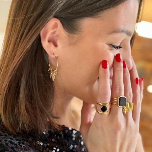 Boutique de bijoux à Toulouse : Mannequin qui porte des boucles d'oreilles Créoles en acier inoxydable avec cristaux doré