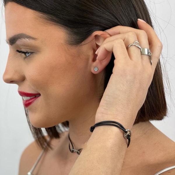 Boutique de bijoux à Toulouse : mannequin qui porte boucles d'oreilles à puces en acier inoxydable argenté