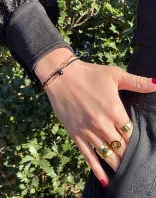 Boutique de Bijoux à Toulouse : mannequin qui porte Bracelet ajustable avec des petites billes et une grosse agate noire