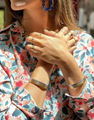 Bracelet-jonc-Rayitas-en-acier-inoxydable-avec-petits-traits-trio-mannequin-boutique-bijoux-toulouse