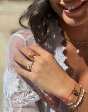 Bracelet medal amor doré orange mannequin