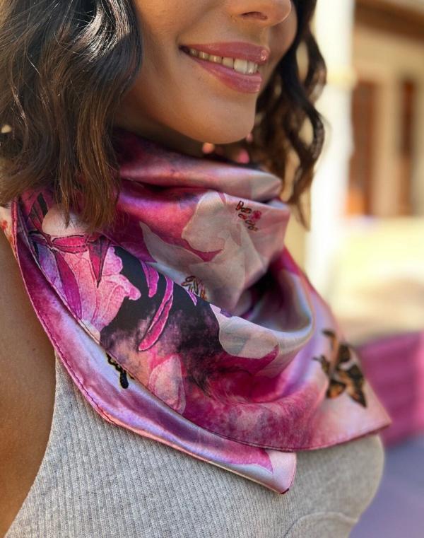 foulard flor rosas soie profil mannequin